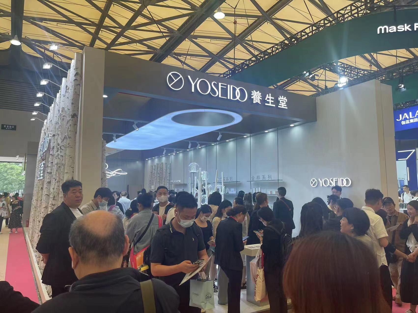 軍興溢美走進第27屆CBE上?；瘖y品展